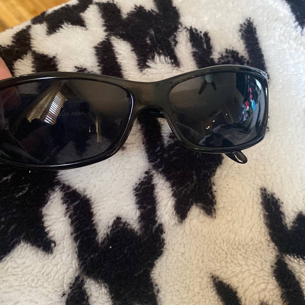 Black sunglasses in good condition